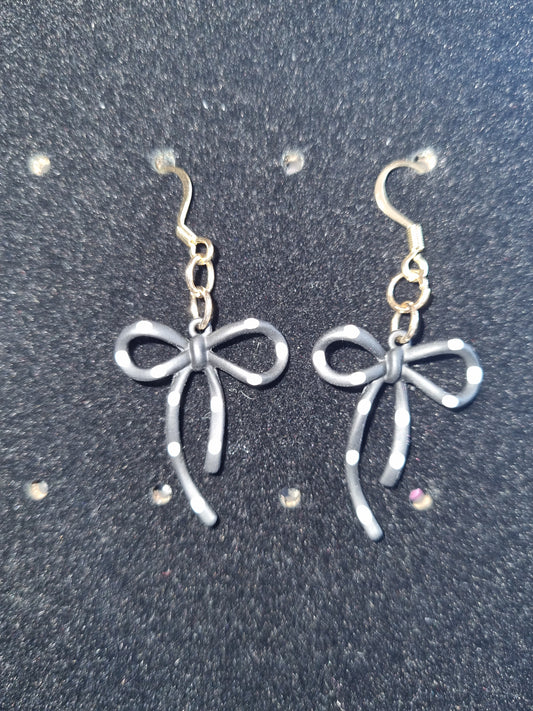 Boucles d'oreilles fantaisie noeud noir pois blanc